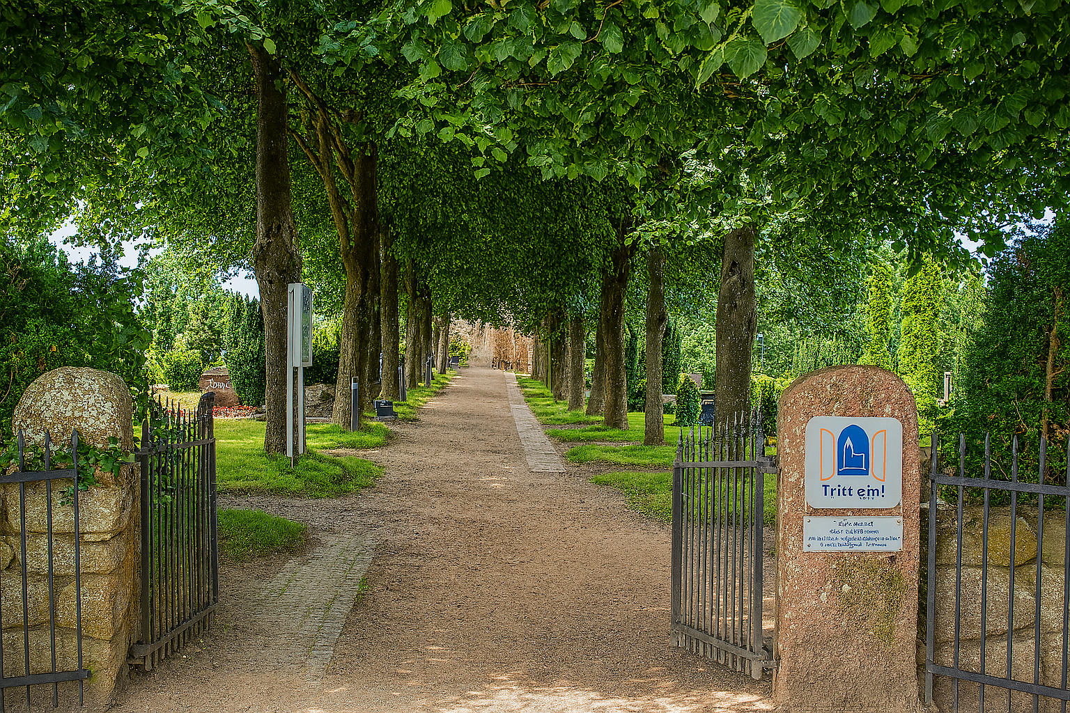 Ruhig gelegener, von Bäumen gesäumter Friedhof an der Kirche Handewitt – ein gepflegter Ort der Erinnerung und Besinnung.